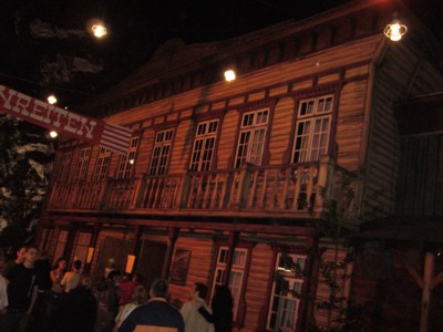 Saloon bei Nacht